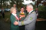 Der Stadtkönig des Vorjahres, Rolf Wesemann, gratuliert seiner Frau Waltraud zum Titel der neuen Stadtkönigin.